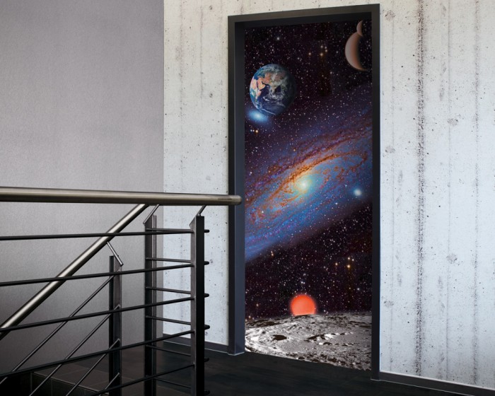 Ein Foto von der selbstklebenden Türtapete Weltraum, vom Mond zur Erde tapeziert auf einer Tür. Bestelle Deine Türtapete online.