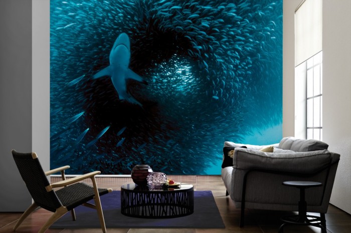 Im Wohnzimmer die Fototapete Hai auf Jagd nach Fischen auf einer großen Wand tapeziert. Die Fototapete Hai auf Jagd nach Fischen ist als Vlies-Fototapete im Wohnzimmer leicht zu tapezieren.