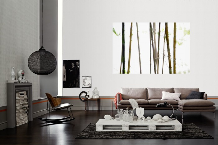 Die Fototapete Bambus überblendet als Wandbild im Wohnzimmer. Die Vlies-Fototapete Bambus überblendet verschönert als Wandbild Deine Wand.