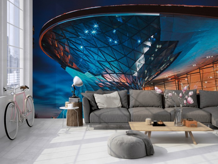 Die Fototapete München, BMW World bei Nacht auf einer großen Wand im Loft tapeziert. Die Fototapete München, BMW World bei Nacht wird individuell auf Deine Wand angepasst.