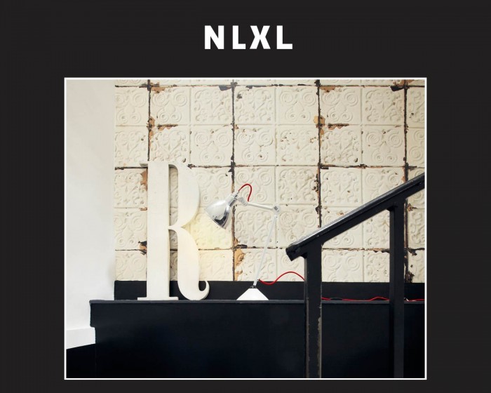 Raumfoto der NLXL Tapete TIN-02 Brooklyn Tins von Merci.