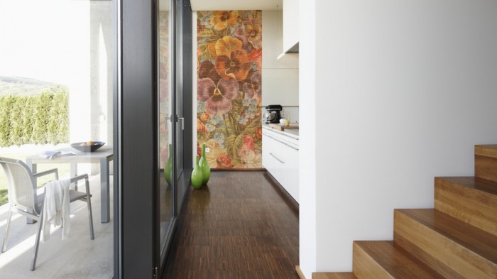 Ein Foto von dem Design-Fotopanel Stoff mit Veilchen und Blüten tapeziert in der Küche. Bestelle Deine Bildtapete online.