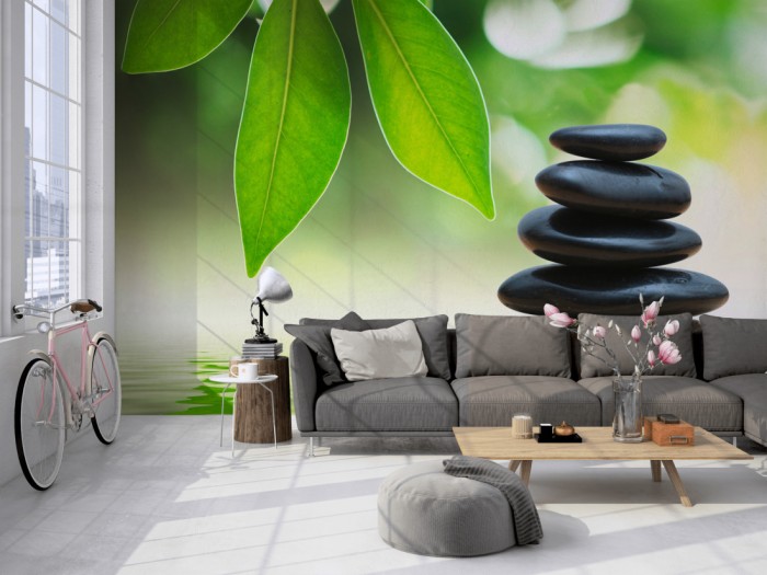 Die Fototapete Wellness, Wellness-Steine im Wasser mit Blättern auf einer großen Wand im Loft tapeziert. Die Fototapete Wellness, Wellness-Steine im Wasser mit Blättern wird individuell auf Deine Wand angepasst.