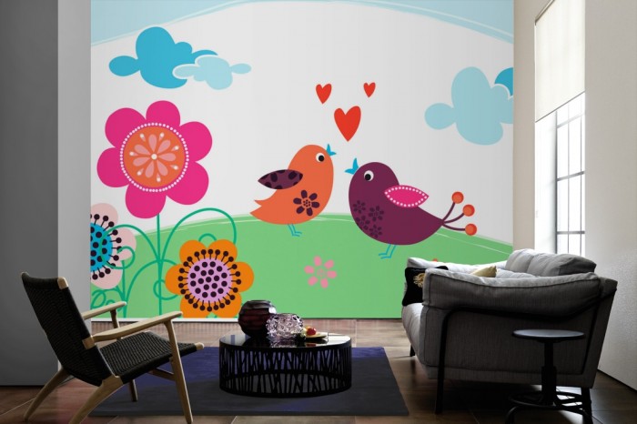 Im Wohnzimmer die Design-Fototapete Vögel auf der Blumenwiese, Artwork für Kinder auf einer großen Wand tapeziert. Die Design-Fototapete Vögel auf der Blumenwiese, Artwork für Kinder ist als Vlies-Fototapete im Wohnzimmer leicht zu tapezieren.