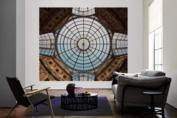Die Fototapete Kuppel der Viktor-Emanuel-Galerie in Mailand als große Bildtapete im Wohnzimmer. Als Bildtapete ist die Fototapete Kuppel der Viktor-Emanuel-Galerie in Mailand ein besonderes Highlight auf Vliestapete.