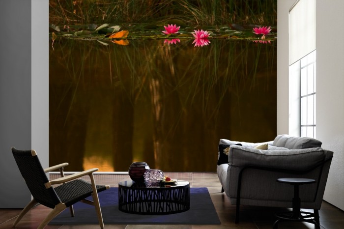 Im Wohnzimmer die Fototapete Teich mit Seerosen auf einer großen Wand tapeziert. Die Fototapete Teich mit Seerosen ist als Vlies-Fototapete im Wohnzimmer leicht zu tapezieren.