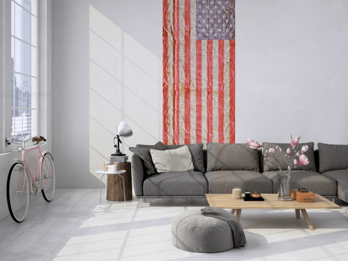 Das Design-Fotopanel Vintage USA Flagge, Stars and Stripes tapeziert in einem Loft. Bestelle die Bildtapete für Deine Wand online.