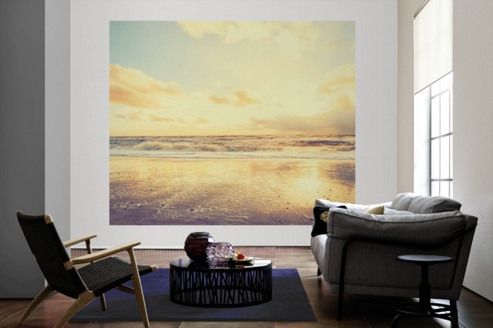 Die Fototapete Nordsee, Sonnenuntergang am Meer als große Bildtapete im Wohnzimmer. Als Bildtapete ist die Fototapete Nordsee, Sonnenuntergang am Meer ein besonderes Highlight auf Vliestapete.