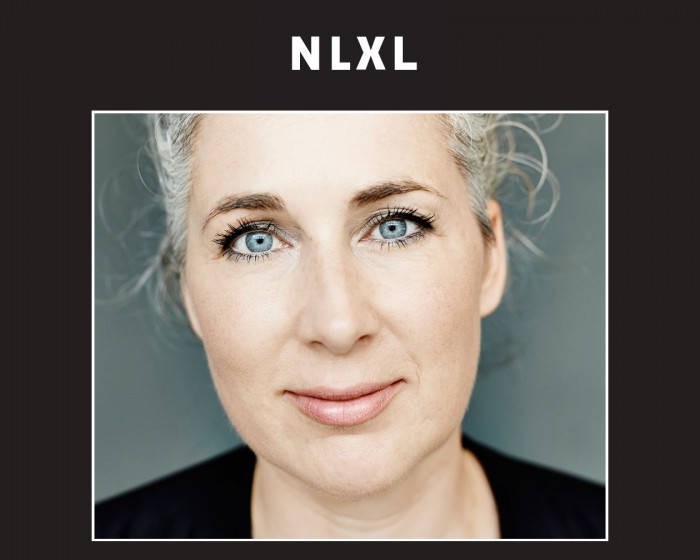 Jeanine Eek Keizer, die Designerin der NLXL Tapete JEE-02 Crown Caps.