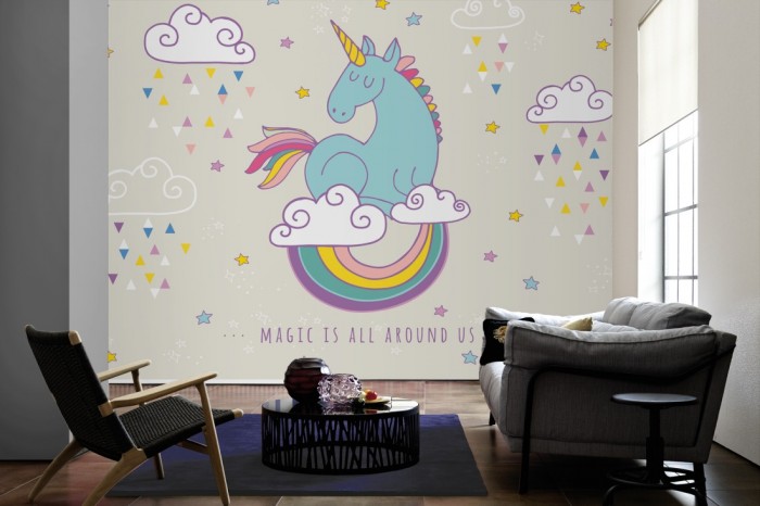 Im Wohnzimmer die Fototapete blaues Einhorn auf weißen Wolken auf einer großen Wand tapeziert. Die Fototapete blaues Einhorn auf weißen Wolken ist als Vlies-Fototapete im Wohnzimmer leicht zu tapezieren.