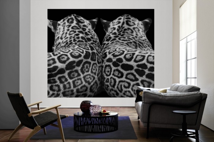 Die Fototapete Leoparden, schwarz-weiß als große Bildtapete im Wohnzimmer. Als Bildtapete ist die Fototapete Leoparden, schwarz-weiß ein besonderes Highlight auf Vliestapete.
