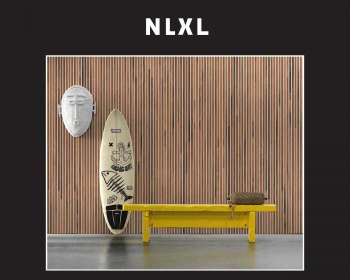 Die NLXL Tapete TIM-02 Timber Strips von Piet Hein Eek tapeziert an einer Wand.