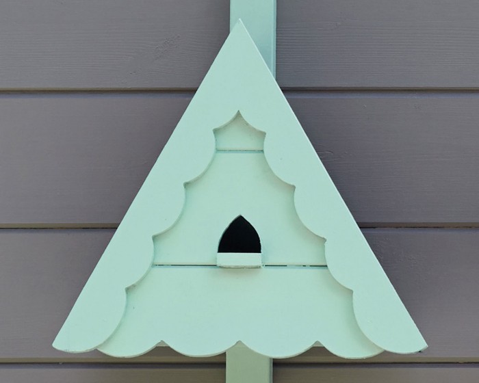 Ein Vogelhaus mit Little Greene Farbe Spearmint gestrichen.