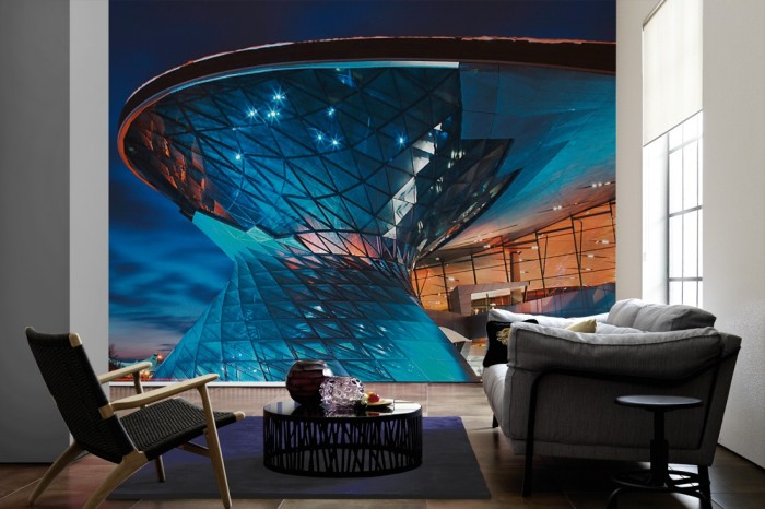 Im Wohnzimmer die Fototapete München, BMW World bei Nacht auf einer großen Wand tapeziert. Die Fototapete München, BMW World bei Nacht ist als Vlies-Fototapete im Wohnzimmer leicht zu tapezieren.