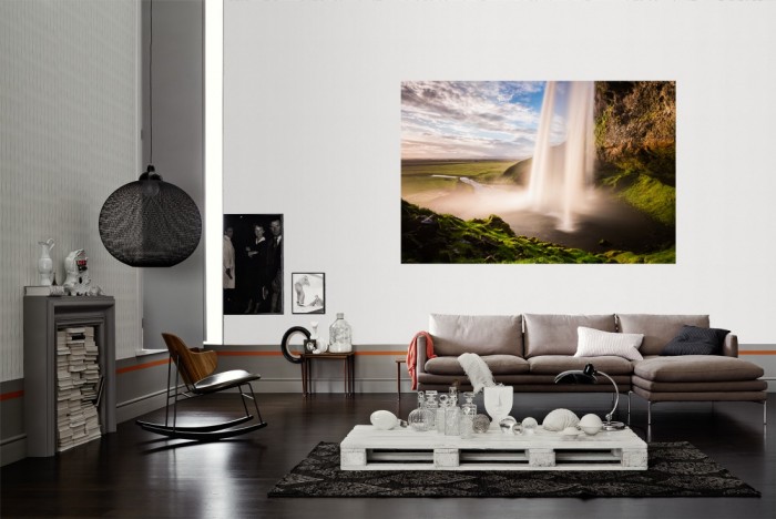 Die Fototapete Wasserfall in Island als Wandbild im Wohnzimmer. Die Vlies-Fototapete Wasserfall in Island verschönert als Wandbild Deine Wand.