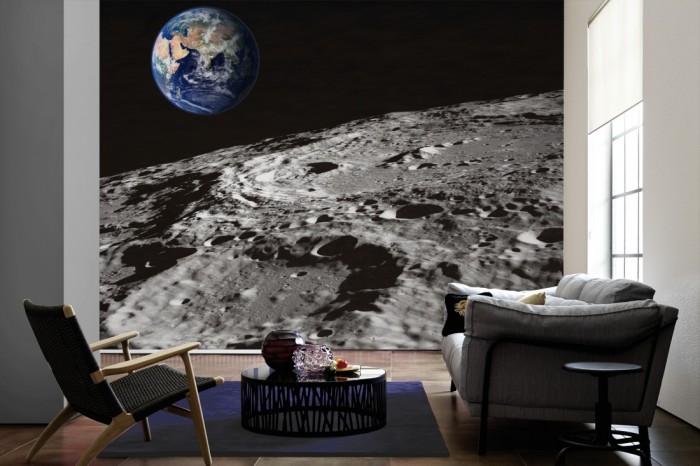Im Wohnzimmer die Fototapete Erde vom Mond auf einer großen Wand tapeziert. Die Fototapete Erde vom Mond ist als Vlies-Fototapete im Wohnzimmer leicht zu tapezieren.