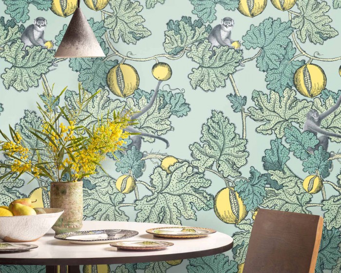 Die Fornasetti Tapete 114/1002 Frutto Proibito auf einer Wand tapeziert