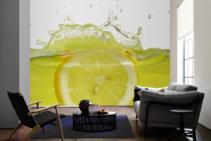 Im Wohnzimmer die Fototapete Zitrone in Limonade auf einer großen Wand tapeziert. Die Fototapete Zitrone in Limonade ist als Vlies-Fototapete im Wohnzimmer leicht zu tapezieren.