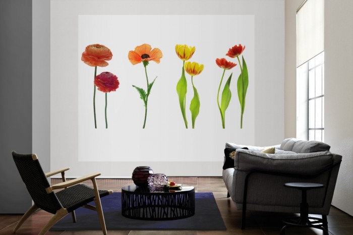 Die Fototapete Blumen in Rot und Gelb als große Bildtapete im Wohnzimmer. Als Bildtapete ist die Fototapete Blumen in Rot und Gelb ein besonderes Highlight auf Vliestapete.