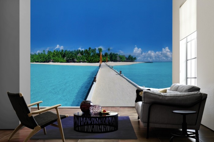 Im Wohnzimmer die Fototapete Brücke zur Insel der Malediven auf einer großen Wand tapeziert. Die Fototapete Brücke zur Insel der Malediven ist als Vlies-Fototapete im Wohnzimmer leicht zu tapezieren.