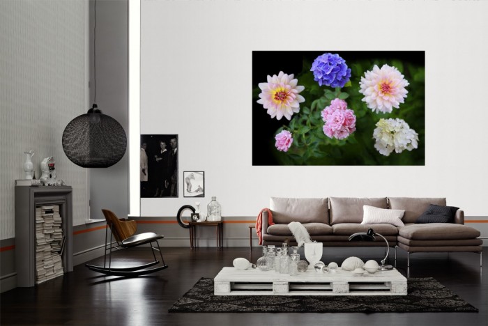 Die Fototapete Blütenmix als Wandbild im Wohnzimmer. Die Vlies-Fototapete Blütenmix verschönert als Wandbild Deine Wand.