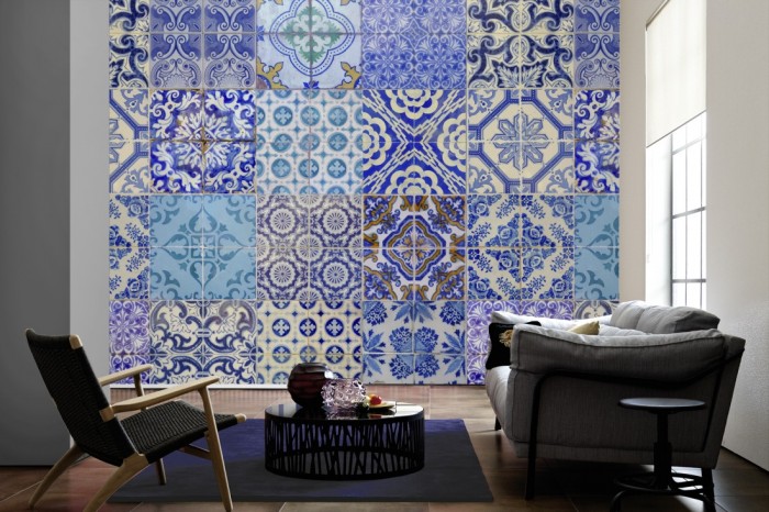 Im Wohnzimmer die Fototapete Fliesen Wand, Patchwork blau auf einer großen Wand tapeziert. Die Fototapete Fliesen Wand, Patchwork blau ist als Vlies-Fototapete im Wohnzimmer leicht zu tapezieren.