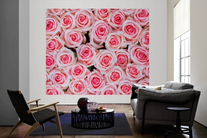 Die Fototapete Rosen in rosa, Blütenmeer als große Bildtapete im Wohnzimmer. Als Bildtapete ist die Fototapete Rosen in rosa, Blütenmeer ein besonderes Highlight auf Vliestapete.