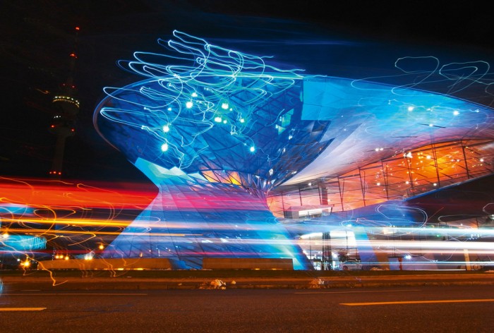 Die Fototapete München, BMW World in Bewegung, eine Vlies-Fototapete bei Livingwalls Cologne online kaufen. Die Fototapete München, BMW World in Bewegung ist eine Fototapete auf Maß.