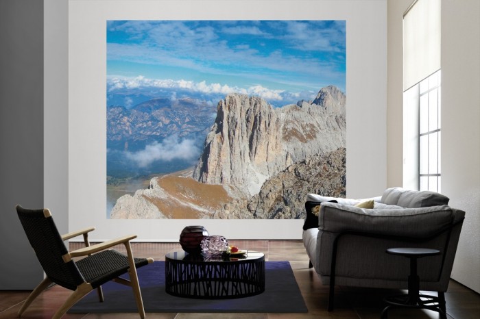 Die Fototapete Bergpanorama in den Dolomiten als große Bildtapete im Wohnzimmer. Als Bildtapete ist die Fototapete Bergpanorama in den Dolomiten ein besonderes Highlight auf Vliestapete.