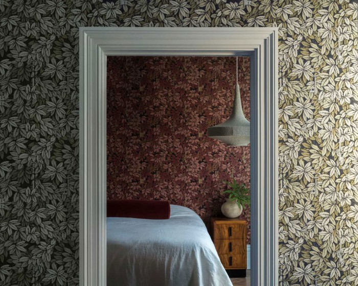 Die Fornasetti Tapeten 114/9017 und 114/9019 Chiavi Segrete auf einer Wand tapeziert