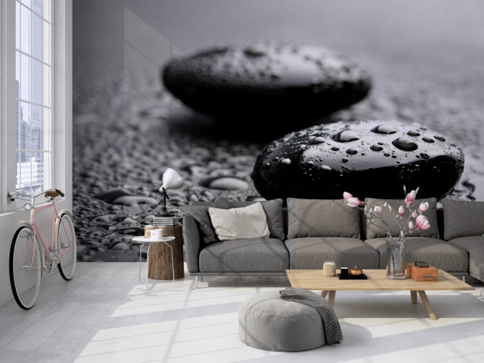 Die Fototapete Wellness, Wellness-Steine mit Wassertropfen auf einer großen Wand im Loft tapeziert. Die Fototapete Wellness, Wellness-Steine mit Wassertropfen wird individuell auf Deine Wand angepasst.