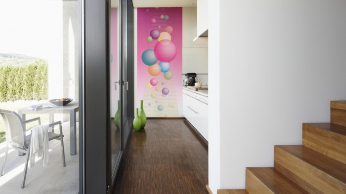 Ein Foto von dem 3D-Design-Fotopanel Schwebende Bälle, Artwork tapeziert in der Küche. Bestelle Deine Bildtapete online.