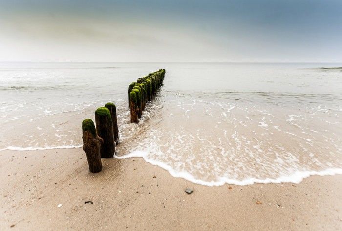 Die Fototapete Strand der Nordsee, Wellenbrecher, eine Vlies-Fototapete bei Livingwalls Cologne online kaufen. Die Fototapete Strand der Nordsee, Wellenbrecher ist eine Fototapete auf Maß.
