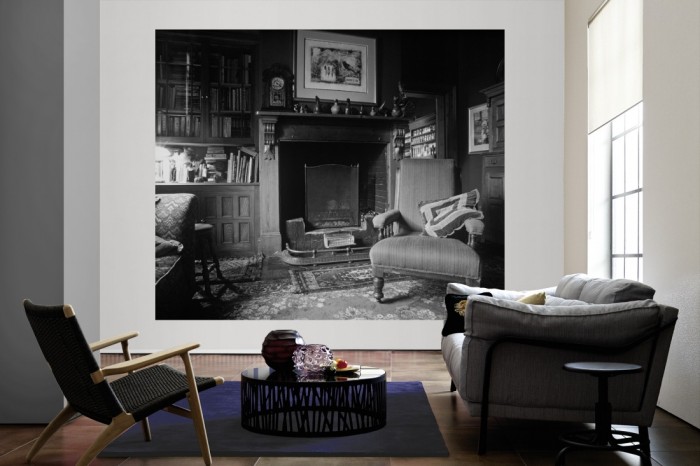 Die Fototapete Wohnzimmer mit Kamin, schwarz-weiß als große Bildtapete im Wohnzimmer. Als Bildtapete ist die Fototapete Wohnzimmer mit Kamin, schwarz-weiß ein besonderes Highlight auf Vliestapete.