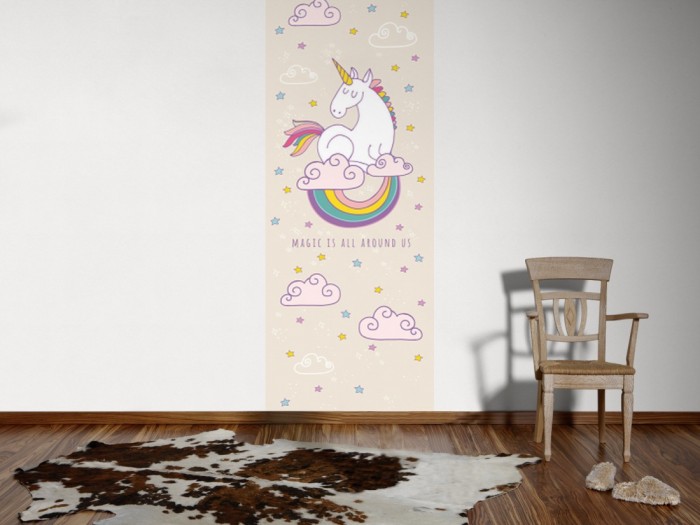 Ein Foto von dem Design-Fotopanel Einhorn auf rosa Wolken tapeziert an der Wand. Bestelle Deine Bildtapete online.