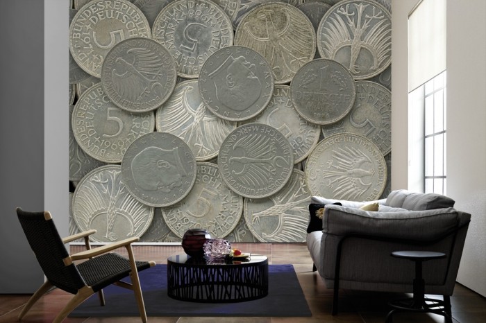 Im Wohnzimmer die Fototapete Münzen, Deutsche Mark auf einer großen Wand tapeziert. Die Fototapete Münzen, Deutsche Mark ist als Vlies-Fototapete im Wohnzimmer leicht zu tapezieren.