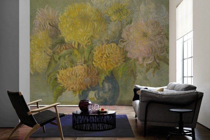Im Wohnzimmer die Fototapete Kunst, Gemälde Blumen in Vase auf einer großen Wand tapeziert. Die Fototapete Kunst, Gemälde Blumen in Vase ist als Vlies-Fototapete im Wohnzimmer leicht zu tapezieren.