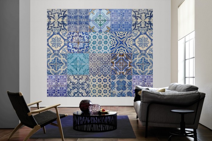 Die Fototapete Fliesen Wand, Patchwork blau als große Bildtapete im Wohnzimmer. Als Bildtapete ist die Fototapete Fliesen Wand, Patchwork blau ein besonderes Highlight auf Vliestapete.