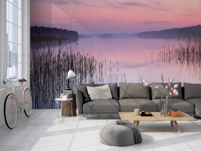 Die Fototapete Stiller See im Morgengrauen auf einer großen Wand im Loft tapeziert. Die Fototapete Stiller See im Morgengrauen wird individuell auf Deine Wand angepasst.