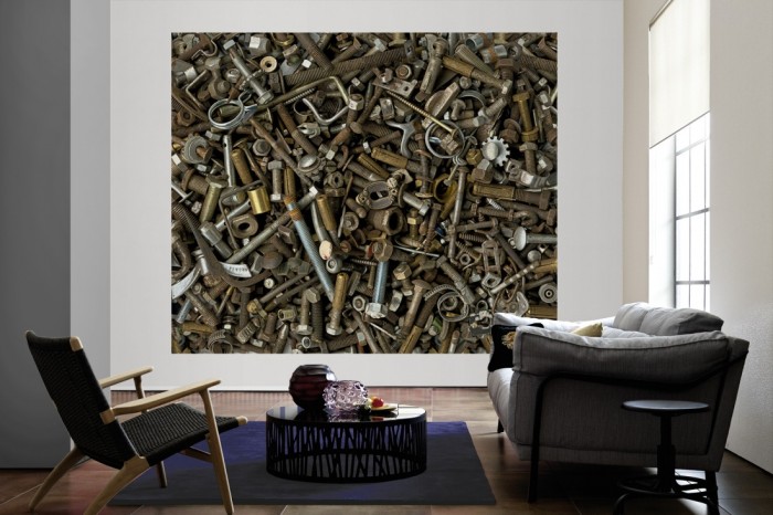 Die Fototapete Alte Schraubensammlung als große Bildtapete im Wohnzimmer. Als Bildtapete ist die Fototapete Alte Schraubensammlung ein besonderes Highlight auf Vliestapete.