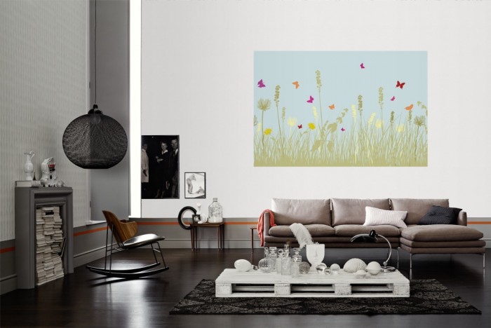 Die Design-Fototapete Blumenwiese Sommer, Artwork als Wandbild im Wohnzimmer. Die Vlies-Design-Fototapete Blumenwiese Sommer, Artwork verschönert als Wandbild Deine Wand.