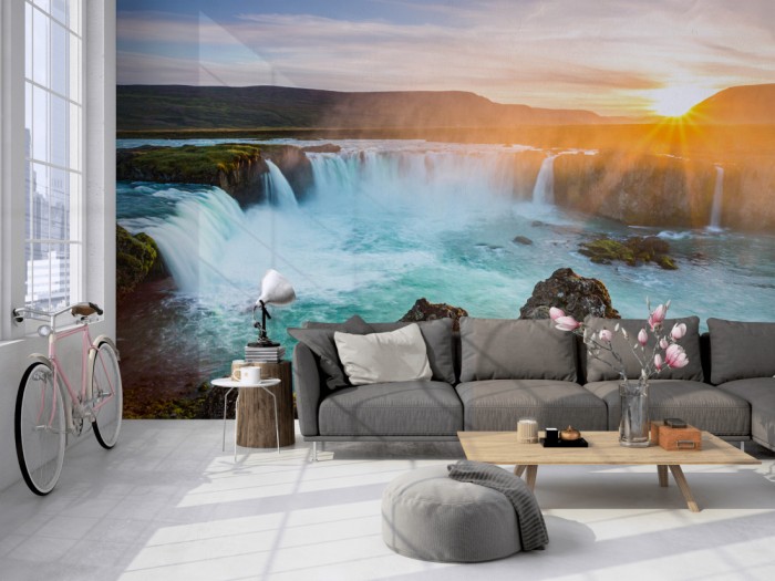 Die Fototapete Wasserfall in Island, Kirkjufellsfoss auf einer großen Wand im Loft tapeziert. Die Fototapete Wasserfall in Island, Kirkjufellsfoss wird individuell auf Deine Wand angepasst.