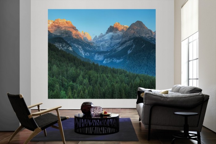 Die Fototapete Dolomiten Landschaft in den Alpen, Südtirol als große Bildtapete im Wohnzimmer. Als Bildtapete ist die Fototapete Dolomiten Landschaft in den Alpen, Südtirol ein besonderes Highlight auf Vliestapete.