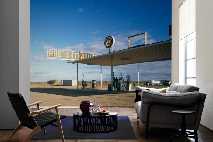 Im Wohnzimmer die Fototapete Tankstelle in Amerika auf einer großen Wand tapeziert. Die Fototapete Tankstelle in Amerika ist als Vlies-Fototapete im Wohnzimmer leicht zu tapezieren.