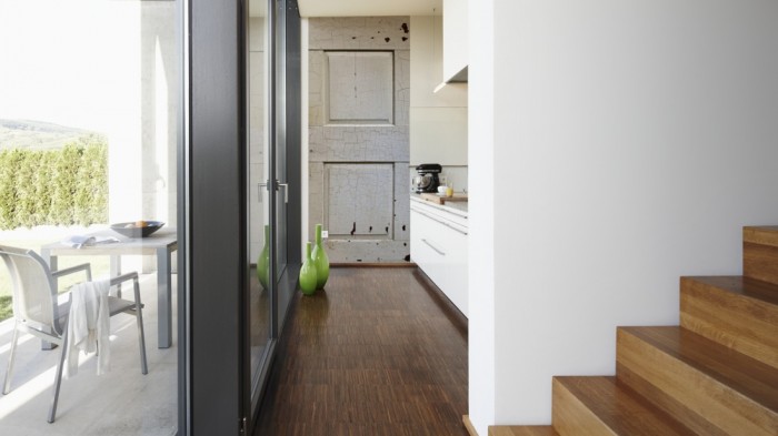 Ein Foto von dem 3D Fotopanel Alte Holztür in weiß tapeziert in der Küche. Bestelle Deine Bildtapete online.