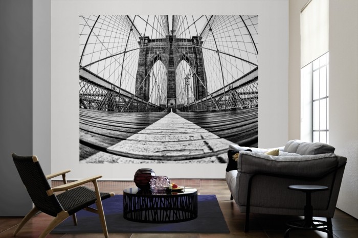 Die Fototapete Brooklyn Bridge in New York, schwarz-weiß als große Bildtapete im Wohnzimmer. Als Bildtapete ist die Fototapete Brooklyn Bridge in New York, schwarz-weiß ein besonderes Highlight auf Vliestapete.