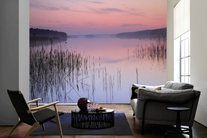 Im Wohnzimmer die Fototapete Stiller See im Morgengrauen auf einer großen Wand tapeziert. Die Fototapete Stiller See im Morgengrauen ist als Vlies-Fototapete im Wohnzimmer leicht zu tapezieren.