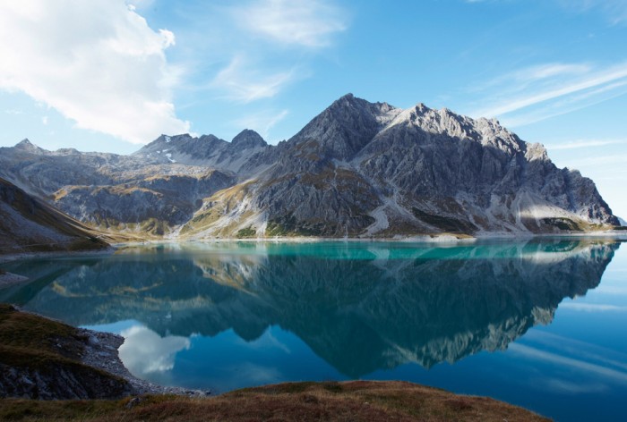 Die Fototapete Einsamer Bergsee in den Alpen, eine Vlies-Fototapete bei Livingwalls Cologne online kaufen. Die Fototapete Einsamer Bergsee in den Alpen ist eine Fototapete auf Maß.