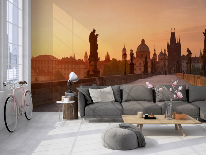 Die Fototapete Karlsbrücke in Prag, Tschechien auf einer großen Wand im Loft tapeziert. Die Fototapete Karlsbrücke in Prag, Tschechien wird individuell auf Deine Wand angepasst.