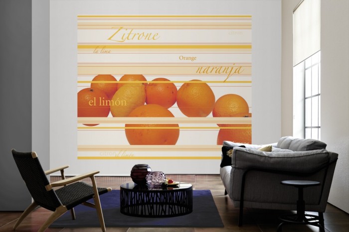 Die Design-Fototapete Zitronen und Orangen, Artwork als große Bildtapete im Wohnzimmer. Als Bildtapete ist die Design-Fototapete Zitronen und Orangen, Artwork ein besonderes Highlight auf Vliestapete.
